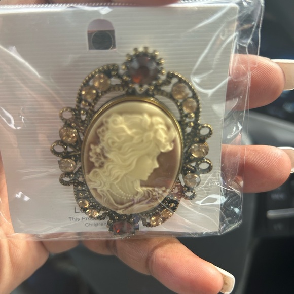 Vintage-Inspired Cameo Brooches Set - Gold & Ivory Accents 3pk - Picture 3 of 3